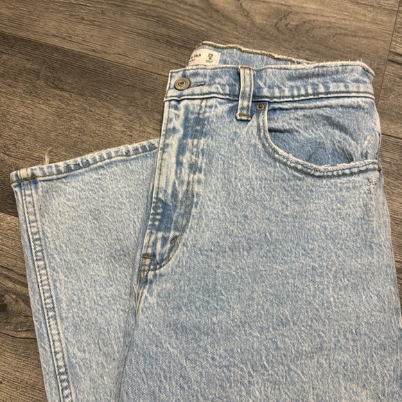 Abercrombie Curve Love High Rise 90s Relaxed Jean | Light - Size 29R (8 Reg) - Picture 6 of 9